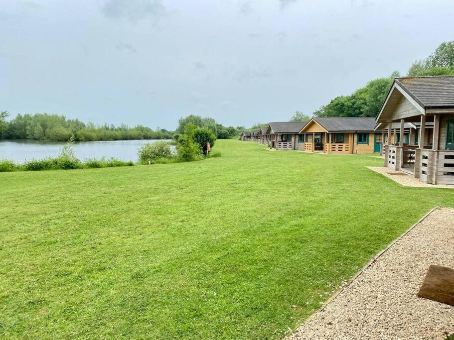 Lilly Lodge, Lake Pochard South Cerney Exterior foto